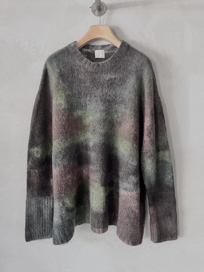 Maglione oversize multicolor camouflage F Cashmere in cashmere dipinto a mano, con scollo tondo e spalla calata