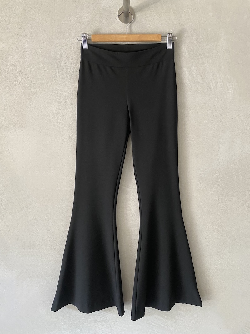 Pantaloni a campana neri in tessuto elasticizzato, a vita alta con fascione, linea aderente fino al ginocchio e fondo ampiamente svasato, Marina Lari.