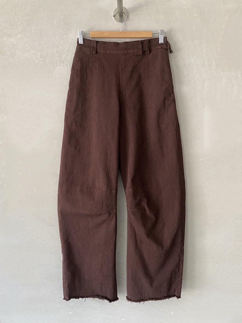 Pantaloni lunghi marroni in denim tinto in capo, con vita elasticizzata sul retro, chiusura laterale con zip e linea barrel, Serie Numerica.