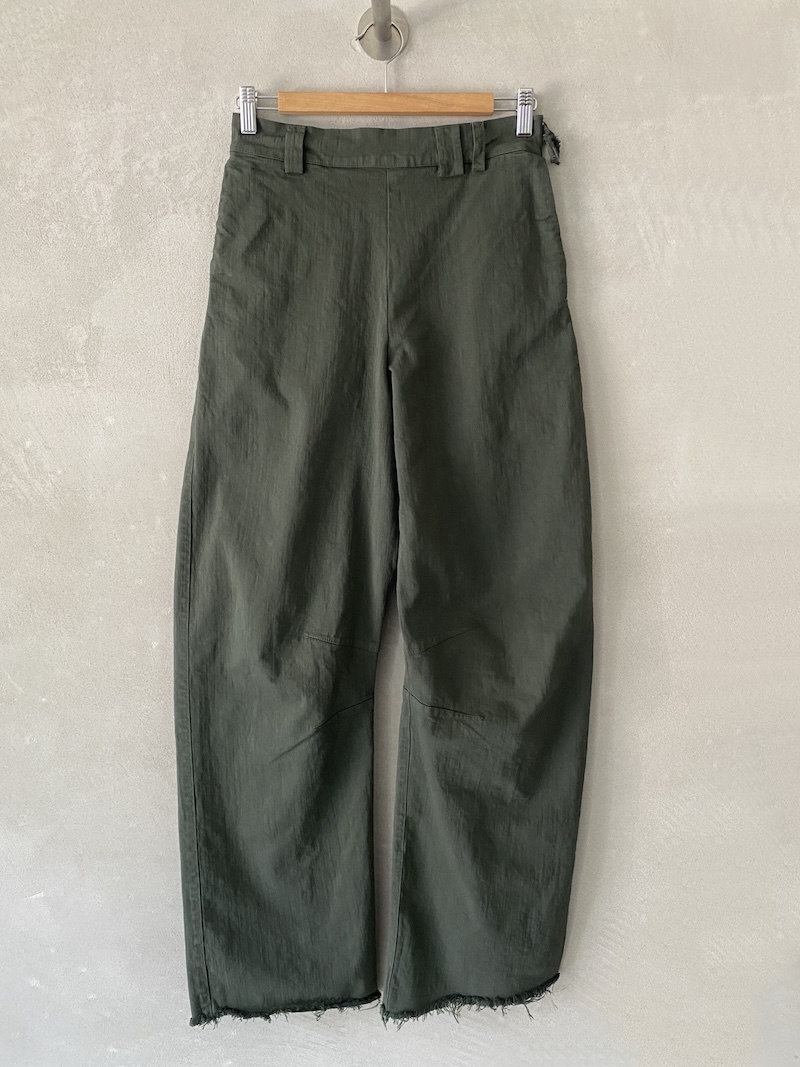 Pantaloni lunghi verde army in denim tinto in capo, con vita elasticizzata sul retro, chiusura laterale con zip e linea barrel, Serie Numerica.