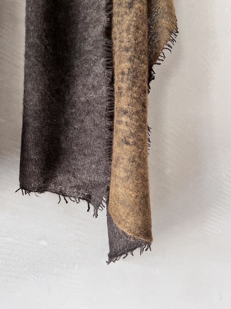 sciarpa bicolore marrone in cashmere tinta a mano Mirror in the Sky 14.41.39