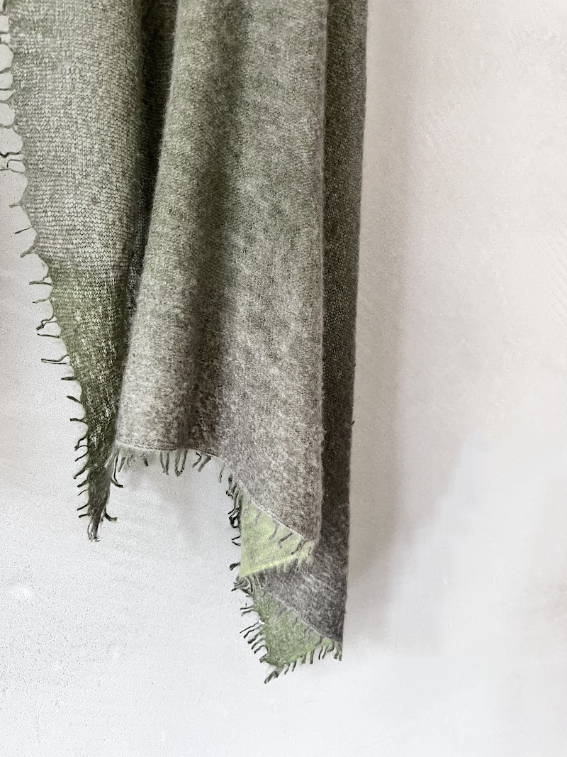 sciarpa bicolore verde in cashmere tinta a mano Mirror in the Sky