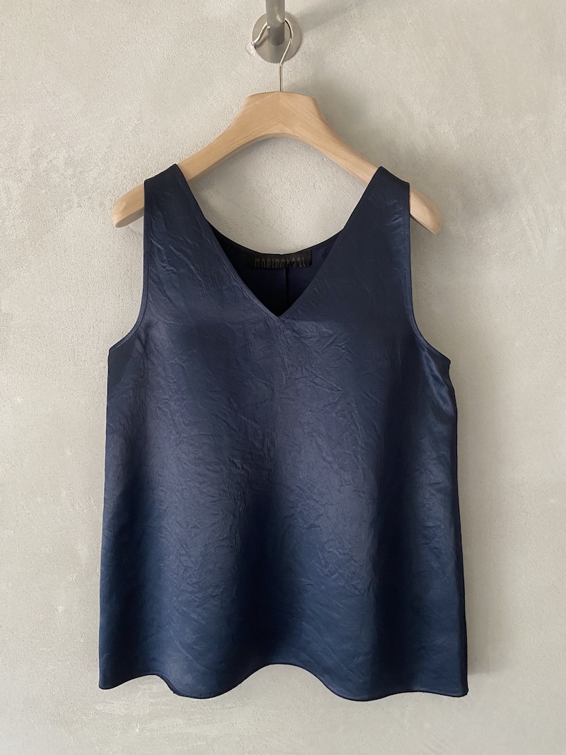 Top senza maniche in tessuto di acetato con finitura leggermente stropicciata blu navy Marina Lari