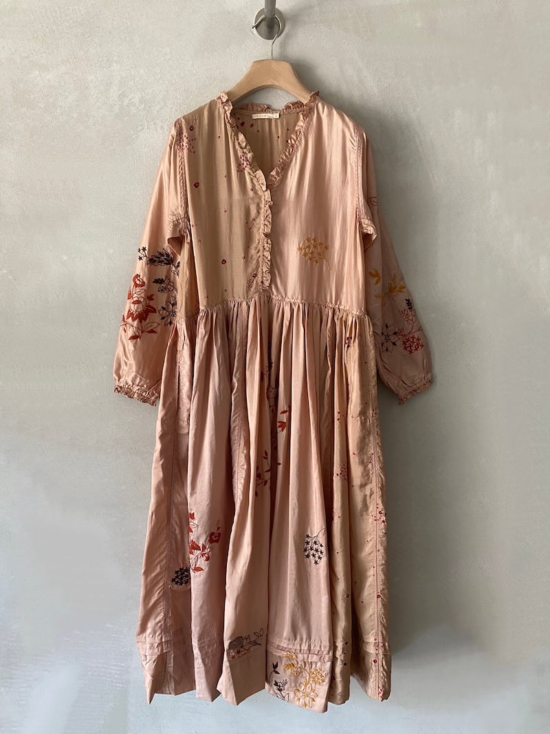 Abito lungo beige rosato in seta ricamata, con scollo a V rifinito da volant, maniche lunghe e gonna ampia arricciata, Injiri.