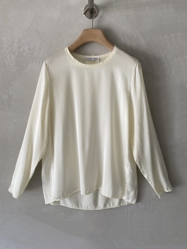 White oversized blouse in stretch silk satin, with a raw-cut round neckline and rounded hem that is longer at the back, Shirt C Zero