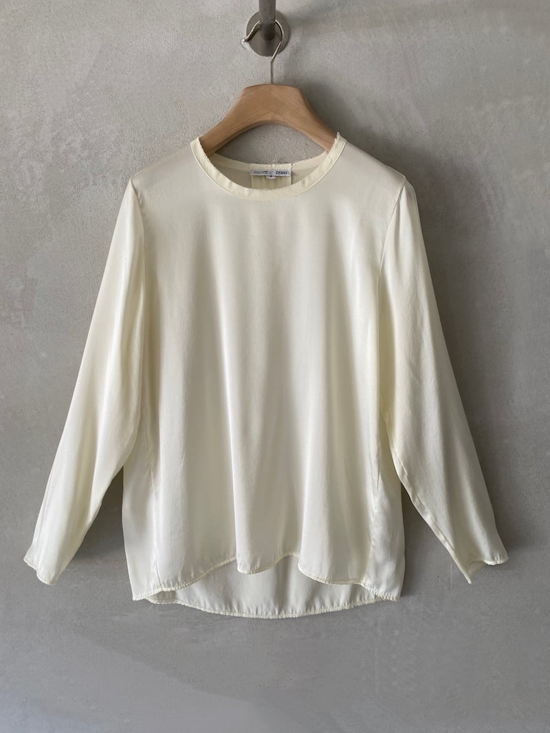Blusa bianca over in raso di seta elasticizzato, con scollo tondo a taglio vivo e fondo stondato più lungo sul dietro, Shirt C Zero.