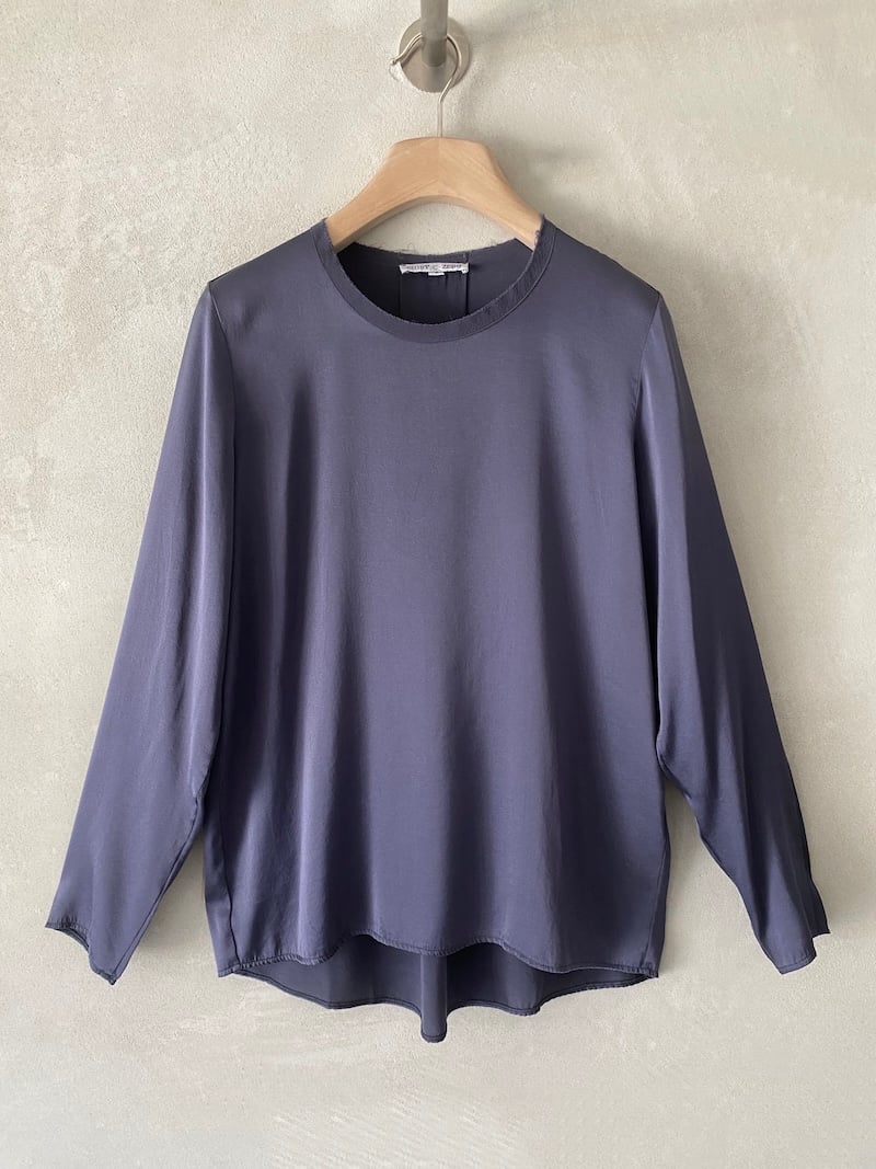 Blusa blu over in raso di seta elasticizzato, con scollo tondo a taglio vivo e fondo stondato più lungo sul dietro, Shirt C Zero.