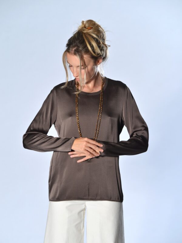 Blusa marrone over in raso di seta elasticizzato, con scollo tondo a taglio vivo e fondo stondato più lungo sul dietro, Shirt C Zero.