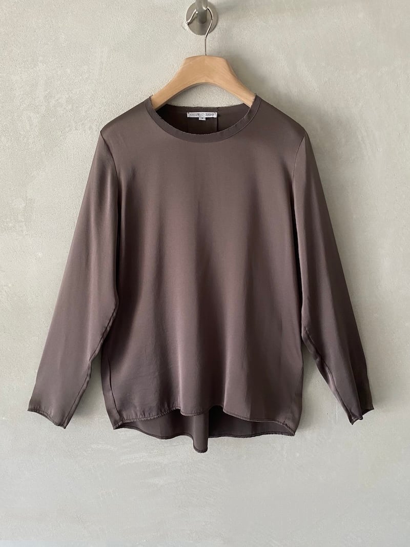 Blusa marrone over in raso di seta elasticizzato, con scollo tondo a taglio vivo e fondo stondato più lungo sul dietro, Shirt C Zero.