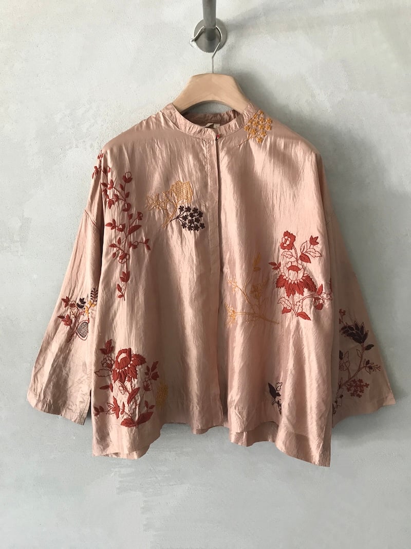 Camicia beige in seta con ricami floreali, collo alla coreana, spalla scesa e maniche lunghe, Injiri.