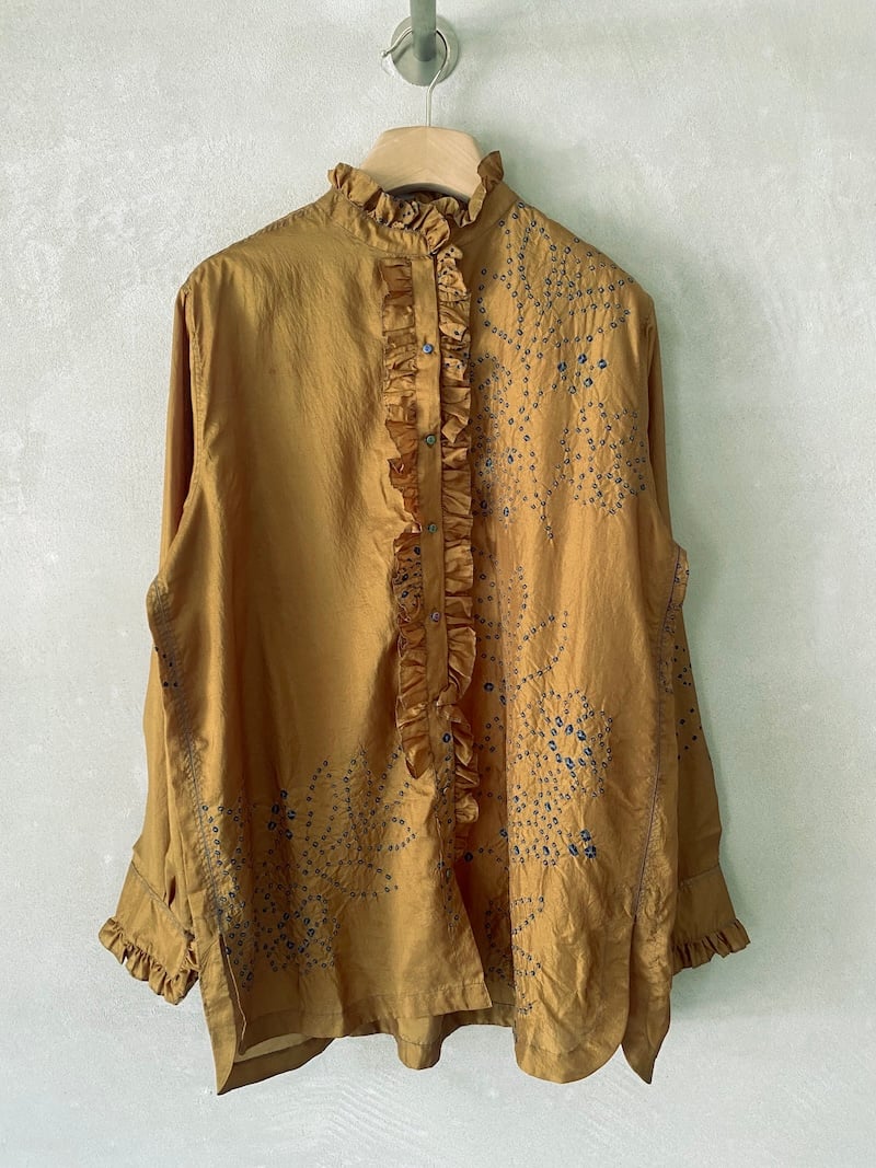 Camicia color senape in seta dipinta a mano con tecnica Shibori, collo alto e volant lungo l’abbottonatura, Injiri.