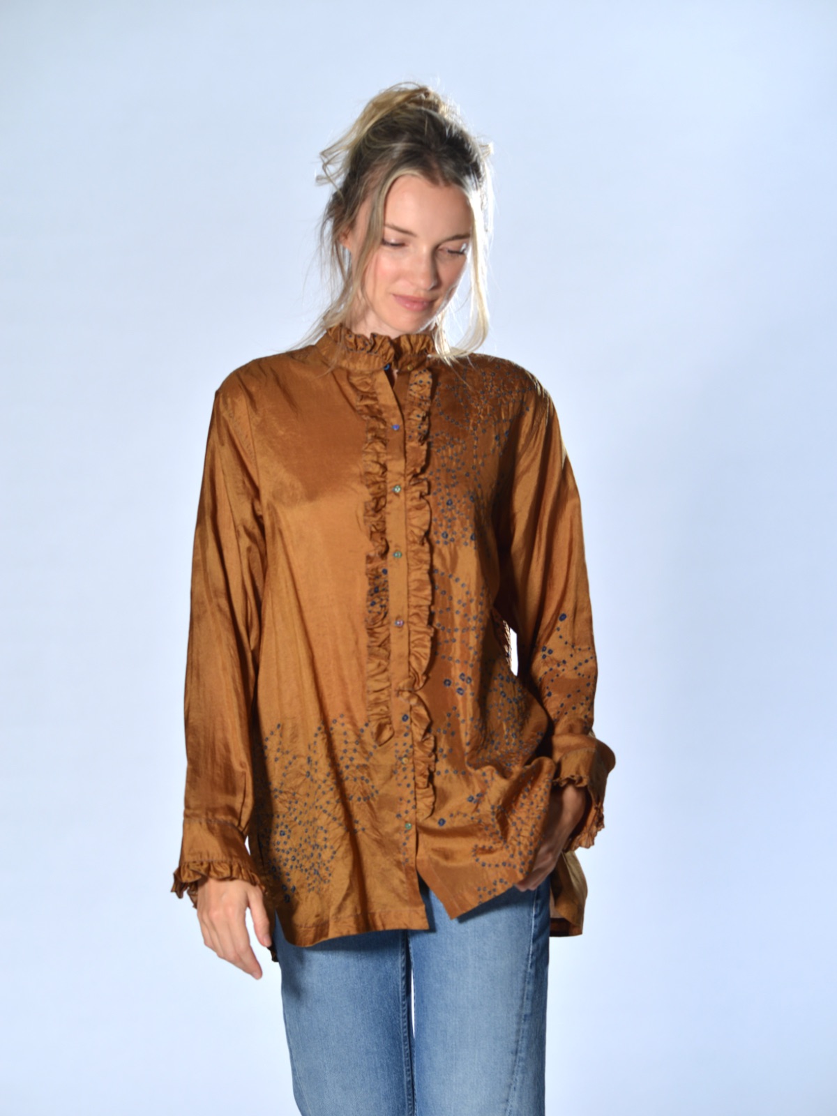 Camicia color senape in seta dipinta a mano con tecnica Shibori, collo alto e volant lungo l’abbottonatura, Injiri.