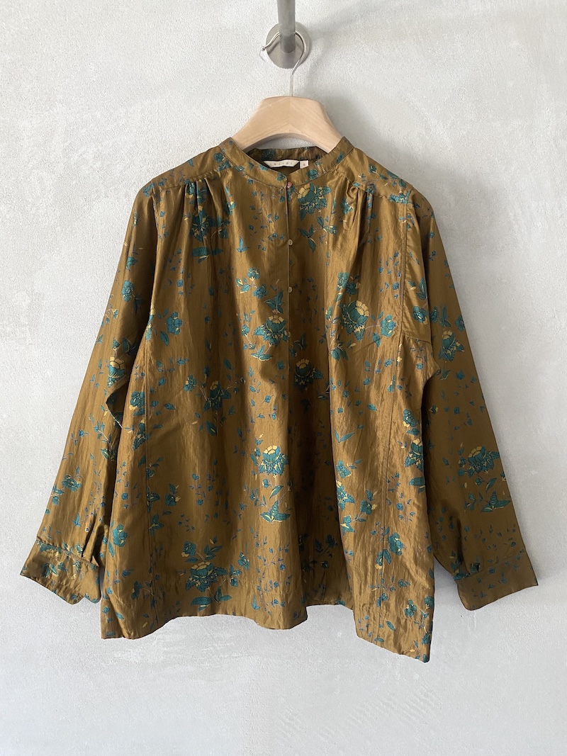 Camicia color senape in seta stampata, con collo alla coreana, arricciature sulle spalle e maniche lunghe, Injiri.