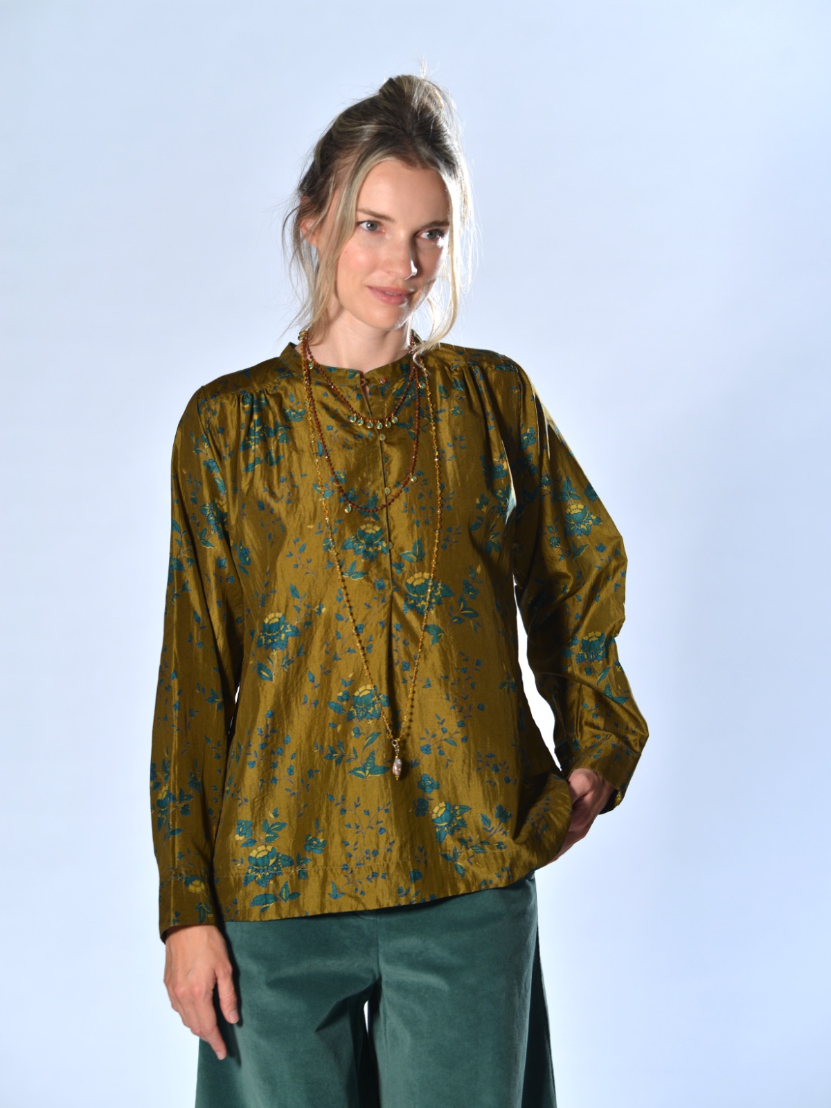 Camicia color senape in seta stampata, con collo alla coreana, arricciature sulle spalle e maniche lunghe, Injiri.