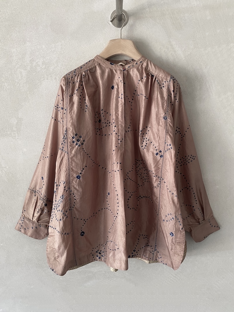 Camicia rosa cipria in seta dipinta a mano con tecnica Shibori, collo alla coreana e maniche lunghe, Injiri.