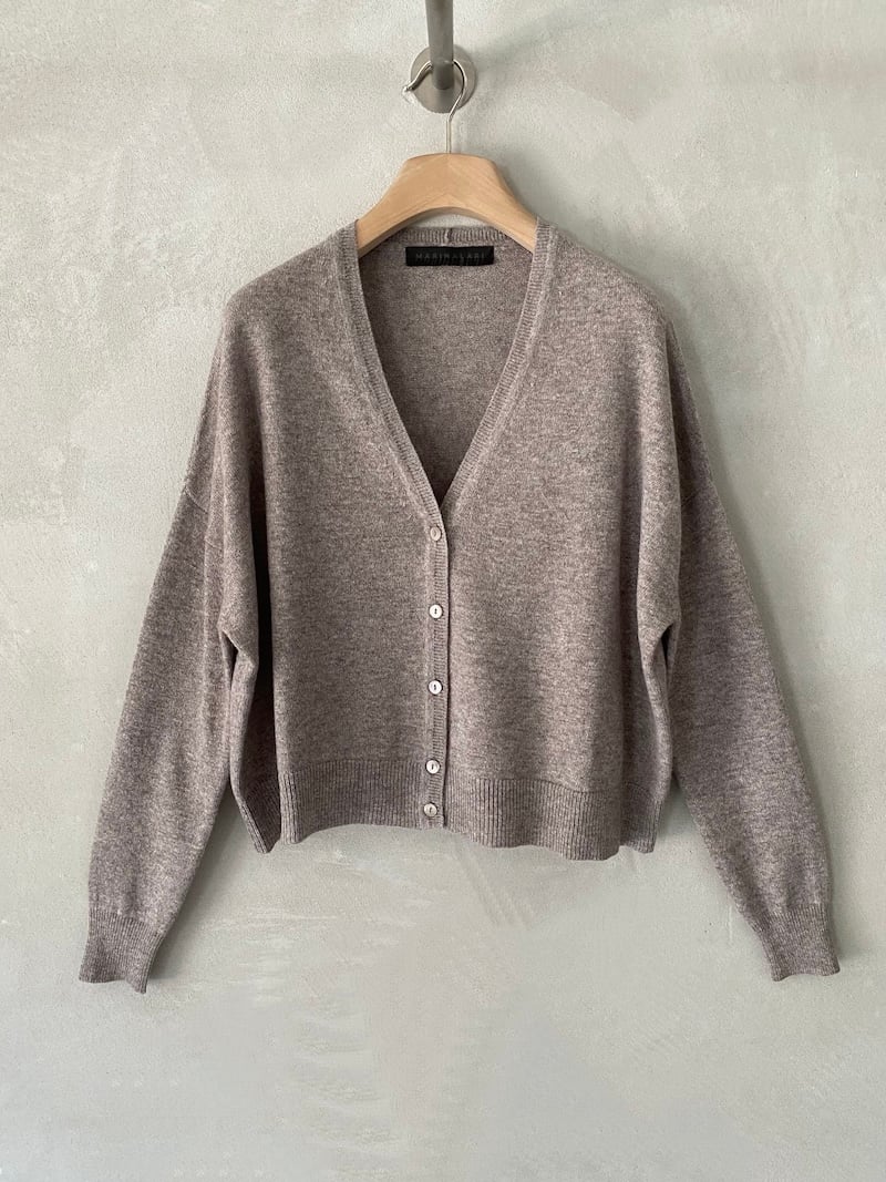Cardigan beige over boxy in cashmere, con scollo a V, chiusura frontale con bottoni e spalla scesa, Marina Lari.