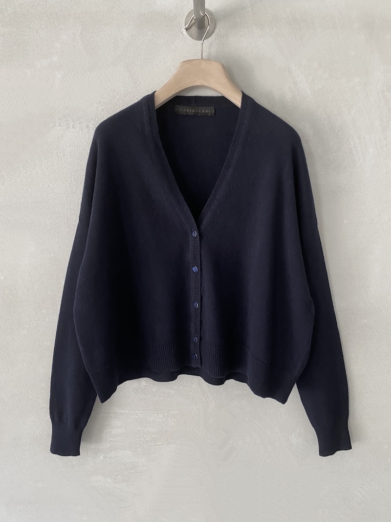 Cardigan blu over boxy in cashmere, con scollo a V, chiusura frontale con bottoni e spalla scesa, Marina Lari.