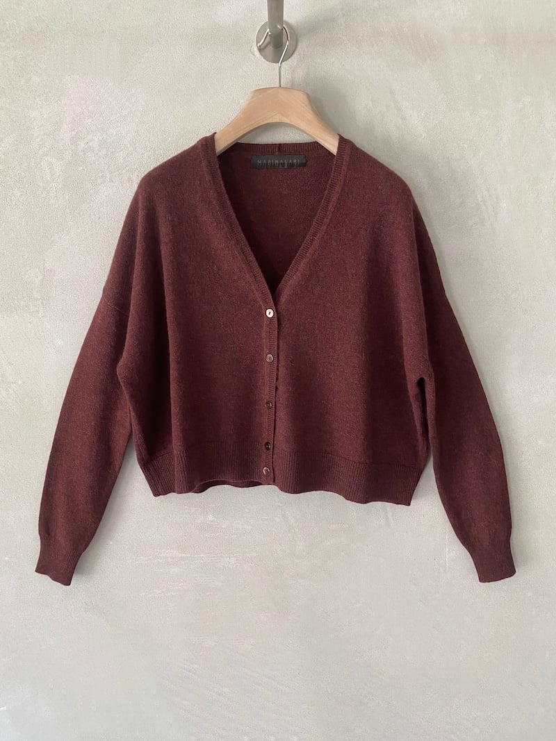 Cardigan bordeaux over boxy in cashmere, con scollo a V, chiusura frontale con bottoni e spalla scesa, Marina Lari.