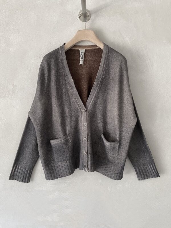 Two-tone grey oversized cardigan in merino wool and cashmere hand-sprayed with airbrush, with front button fastening, by Alessandro Aste.