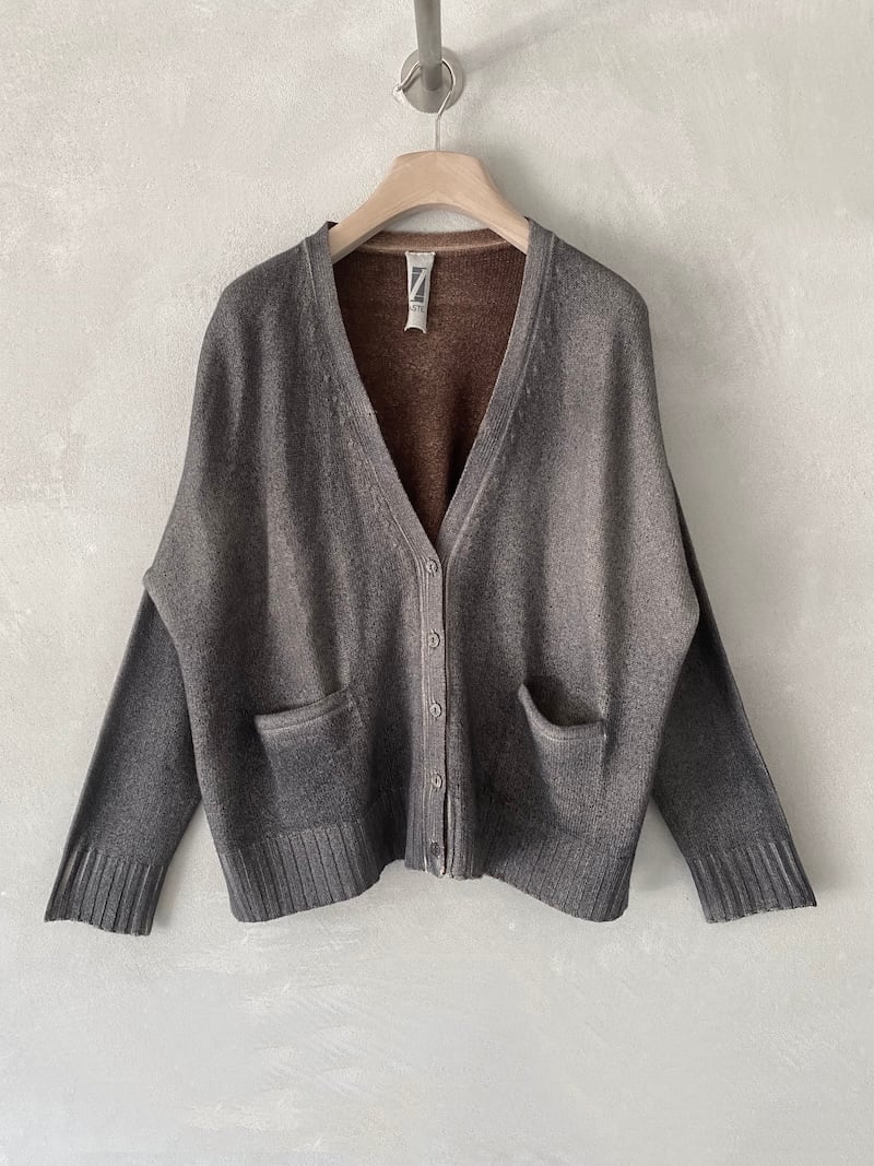 Cardigan grigio bicolore over in lana merino e cashmere spruzzata a mano con aerografo, con chiusura frontale a bottoni, Alessandro Aste.
