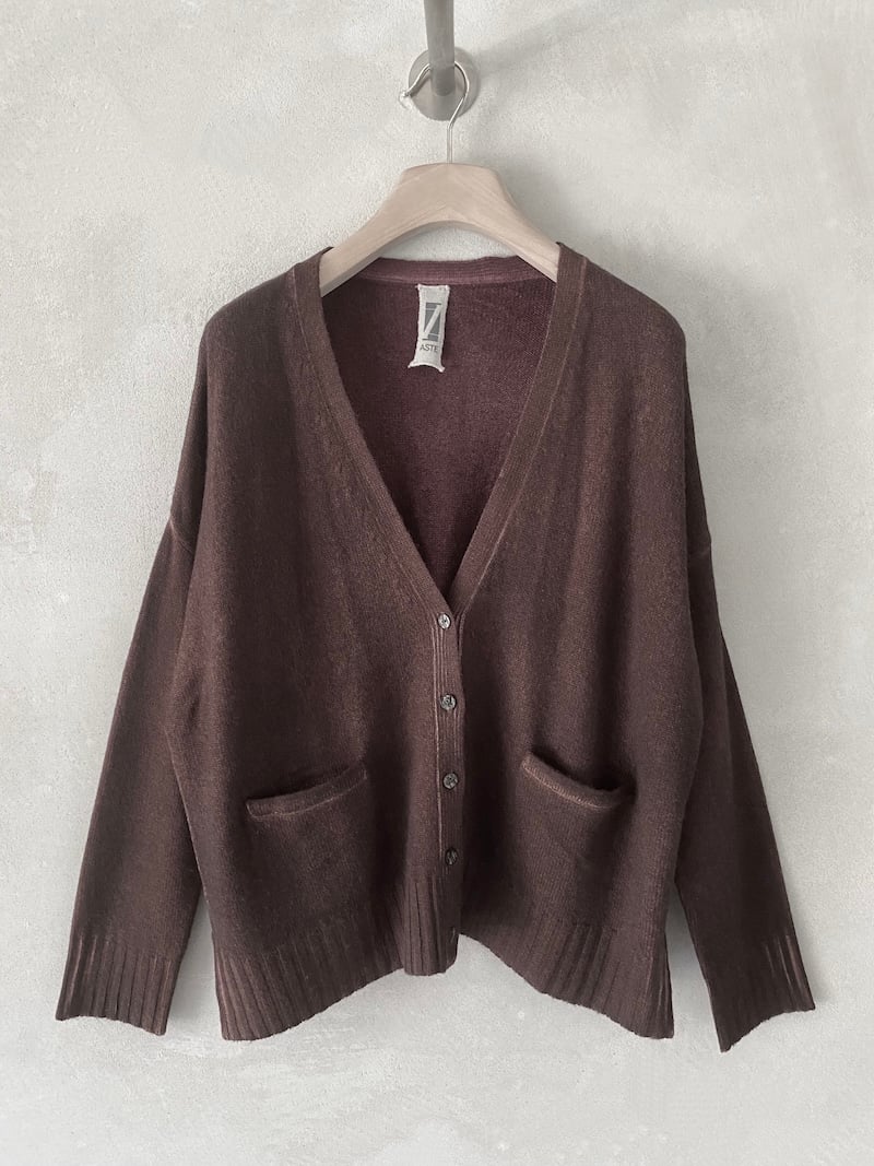 Cardigan marrone bicolore over in lana merino e cashmere spruzzata a mano con aerografo, con chiusura frontale a bottoni, Alessandro Aste.