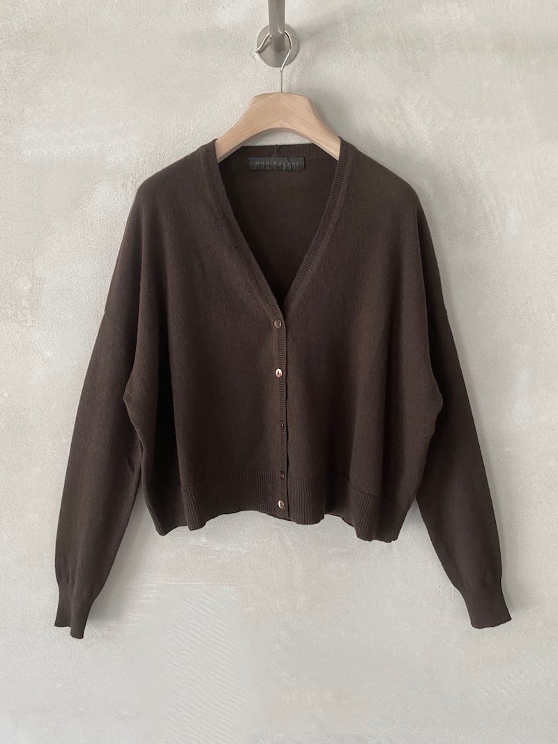 Cardigan marrone over boxy in cashmere, con scollo a V, chiusura frontale con bottoni e spalla scesa, Marina Lari.
