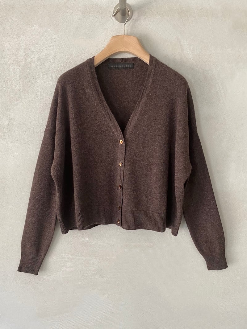 Cardigan marrone over boxy in cashmere, con scollo a V, chiusura frontale con bottoni e spalla scesa, Marina Lari.