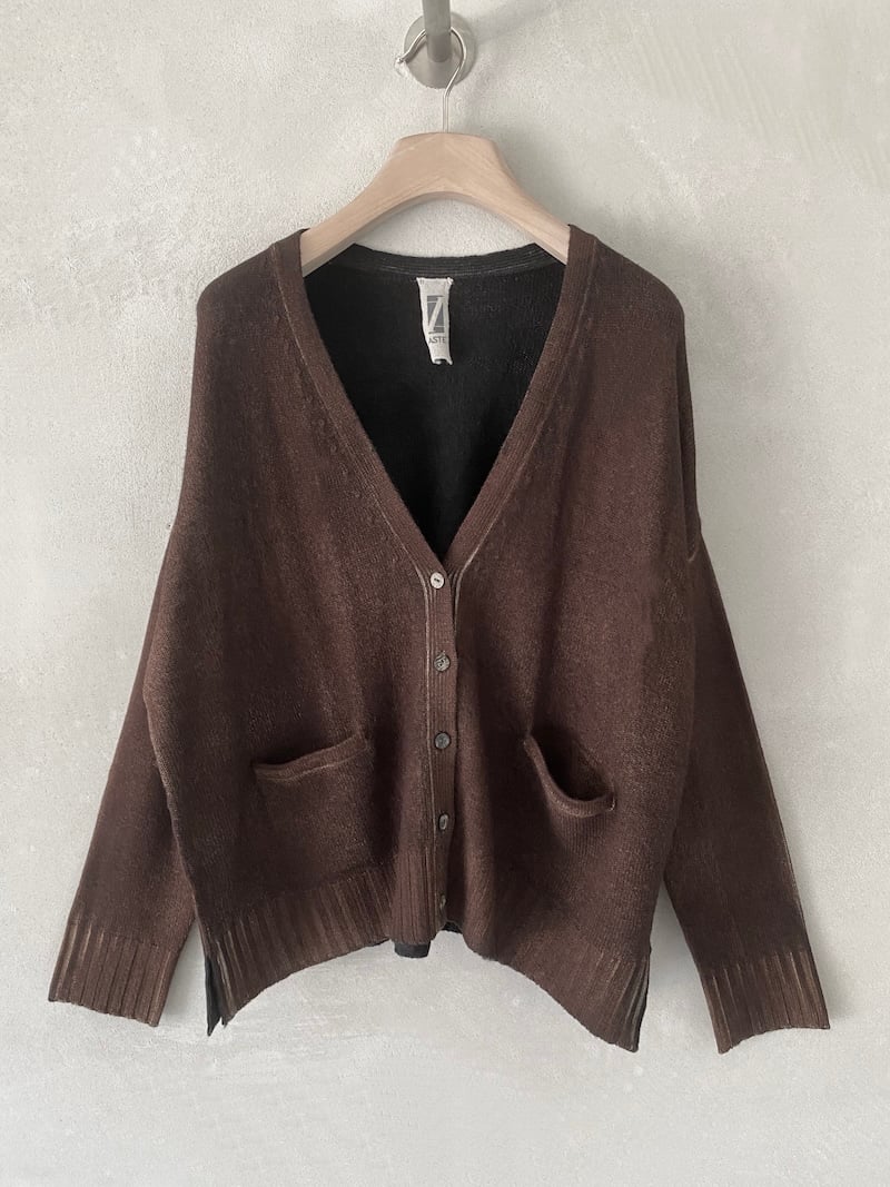 Cardigan marrone scuro bicolore over in lana merino e cashmere spruzzata a mano con aerografo, con chiusura frontale a bottoni, Alessandro Aste.