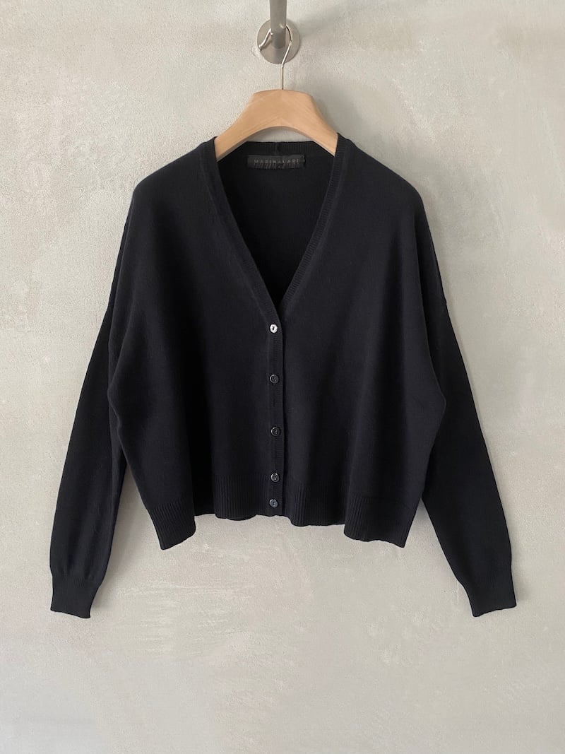 Cardigan nero over boxy in cashmere, con scollo a V, chiusura frontale con bottoni e spalla scesa, Marina Lari.
