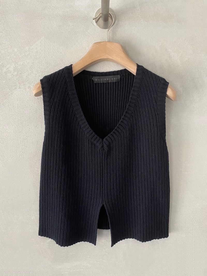 Gilet nero in cashmere a coste, con scollo a V, spalla ampia e spacco centrale sul davanti, Marina Lari.