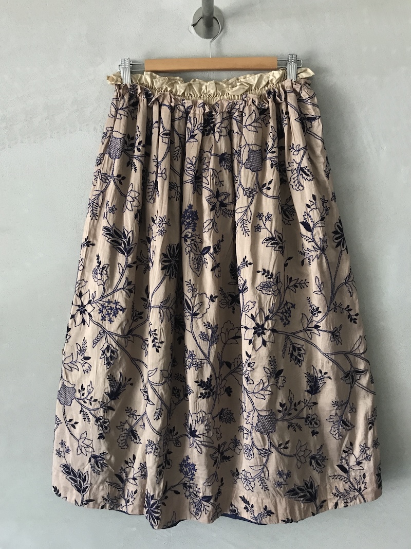 Gonna lunga beige in seta ricamata con motivi blu, vita elasticizzata rifinita con volant e linea ampia arricciata, Injiri.