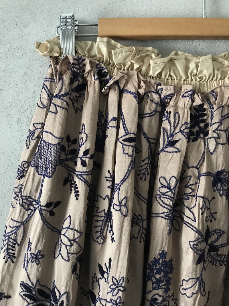 Gonna lunga beige in seta ricamata blu Injiri