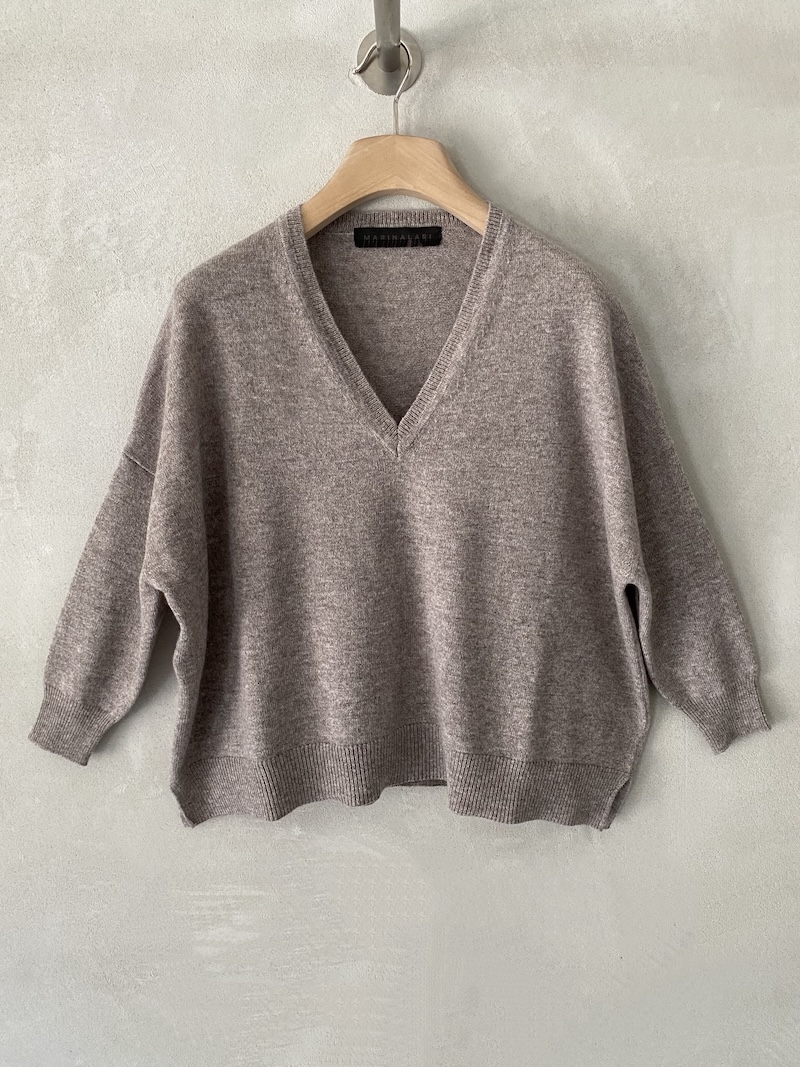 Maglia beige over boxy in cashmere, con profondo scollo a V, spalla calata e maniche a tre quarti, Marina Lari.