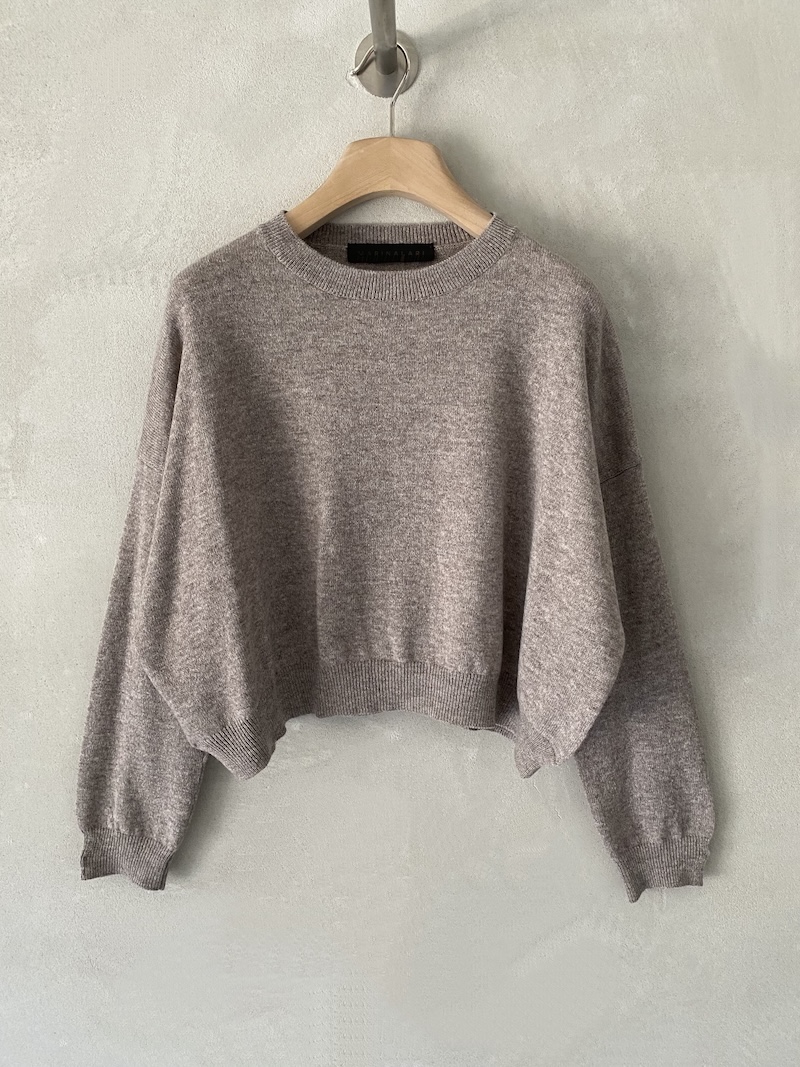 Maglia beige over crop in cashmere, con scollo tondo ampio, spalla calata e maniche lunghe, Marina Lari.