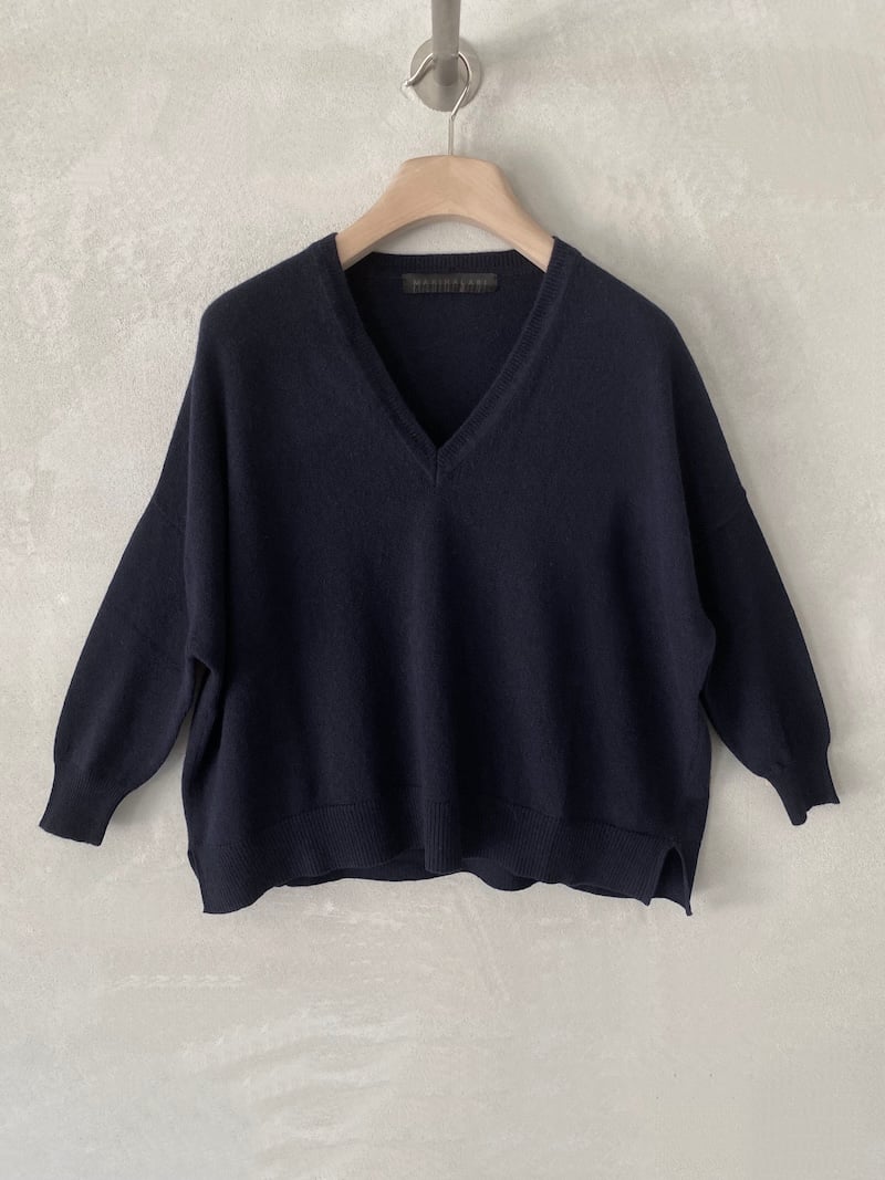 Maglia blu navy over boxy in cashmere, con profondo scollo a V, spalla calata e maniche a tre quarti, Marina Lari.