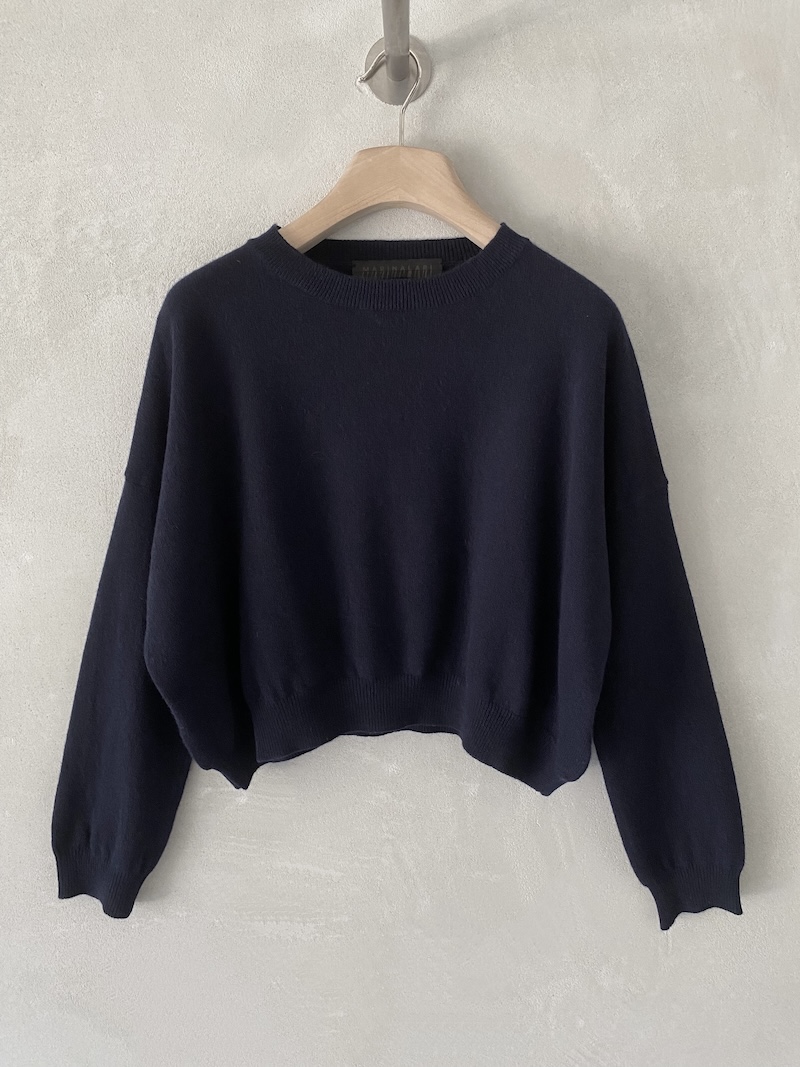 Maglia blu navy over crop in cashmere, con scollo tondo ampio, spalla calata e maniche lunghe, Marina Lari.