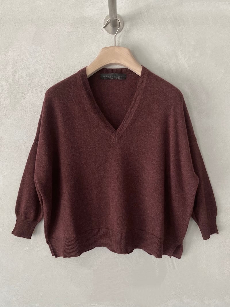 Maglia bordeaux over boxy in cashmere, con profondo scollo a V, spalla calata e maniche a tre quarti, Marina Lari.