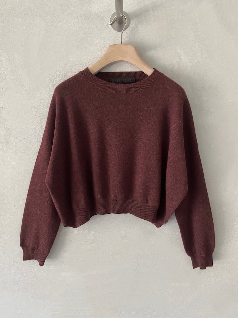 Maglia bordeaux over crop in cashmere, con scollo tondo ampio, spalla calata e maniche lunghe, Marina Lari.
