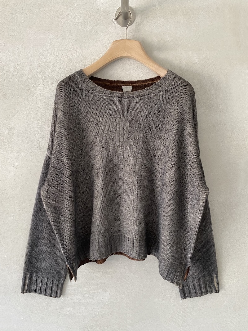 Maglia grigia bicolore in lana merino e cashmere spruzzata a mano con aerografo, linea over boxy e maniche larghe, Alessandro Aste.