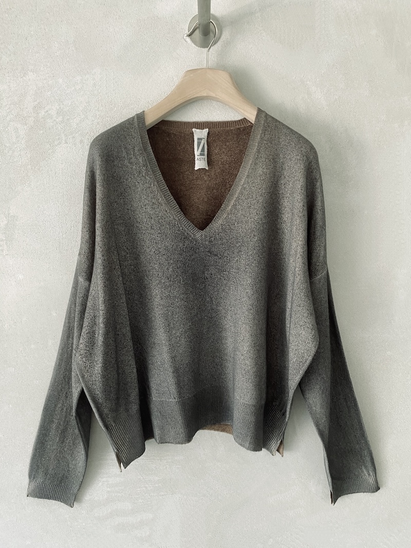 Maglia grigia bicolore in lana merino e cashmere spruzzata a mano con aerografo, linea over, scollo a V e spalla calata, Alessandro Aste.