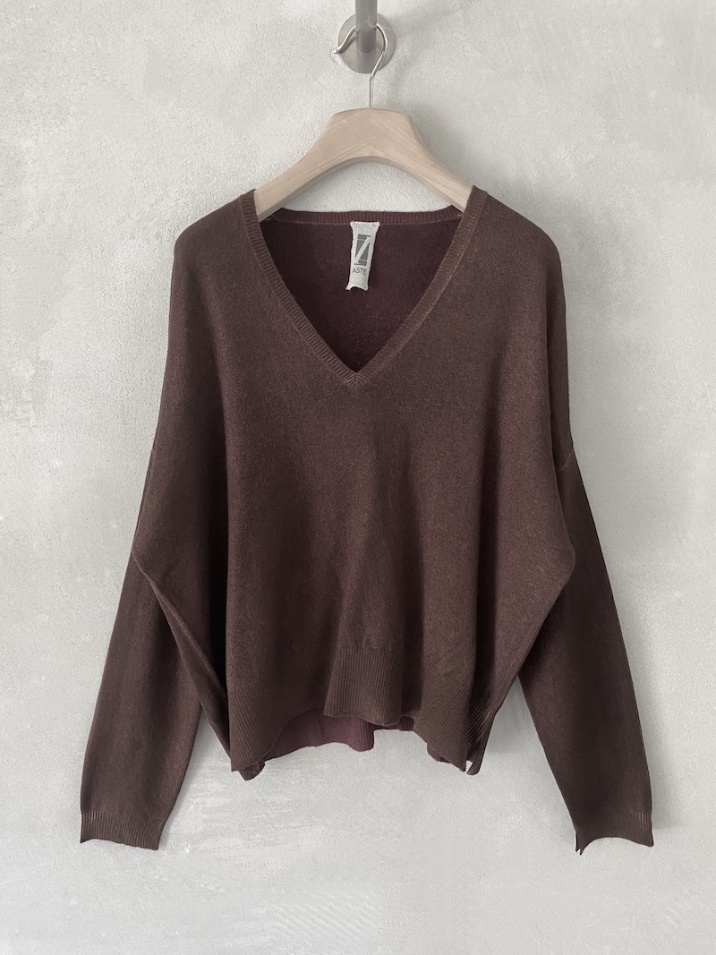 Maglia marrone bicolore in lana merino e cashmere spruzzata a mano con aerografo, linea over, scollo a V e spalla calata, Alessandro Aste.