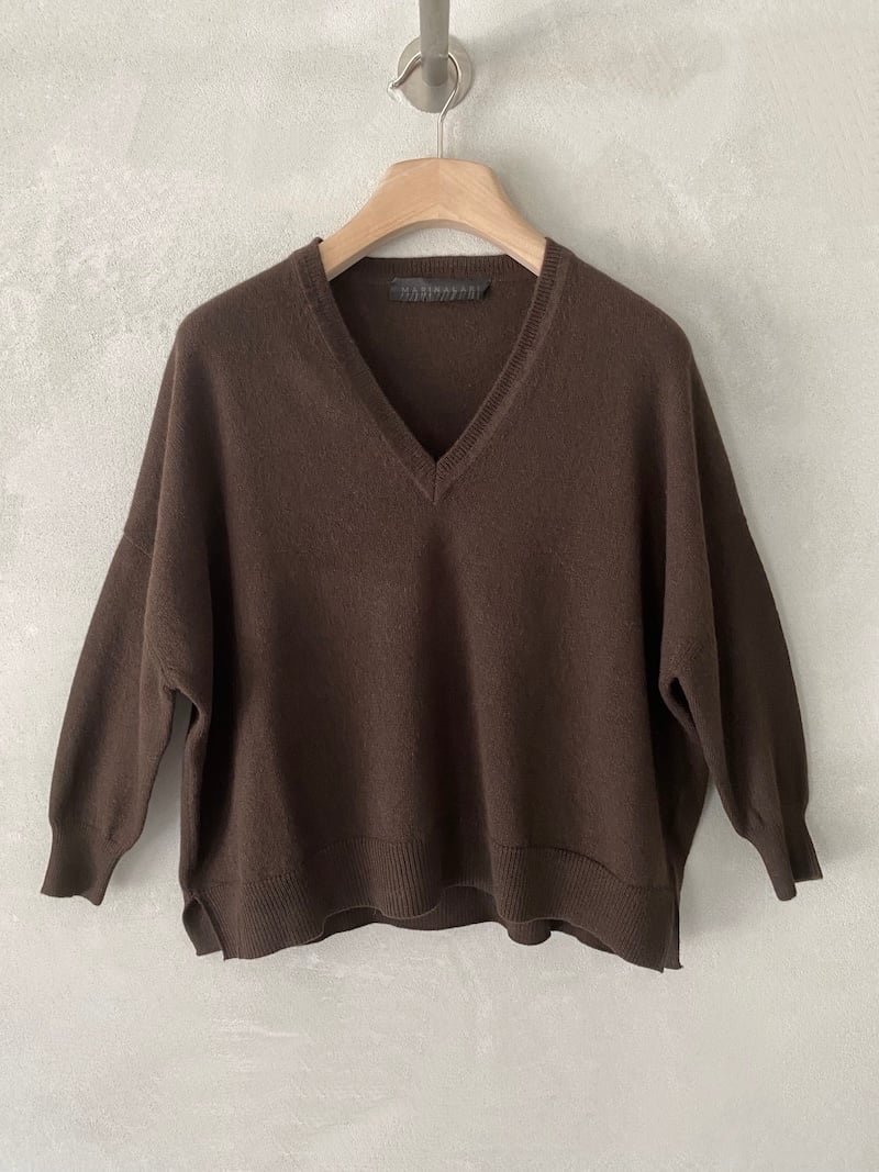 Maglia marrone over boxy in cashmere, con profondo scollo a V, spalla calata e maniche a tre quarti, Marina Lari.