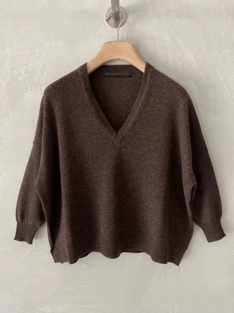 Maglia marrone over boxy in cashmere, con profondo scollo a V, spalla calata e maniche a tre quarti, Marina Lari.