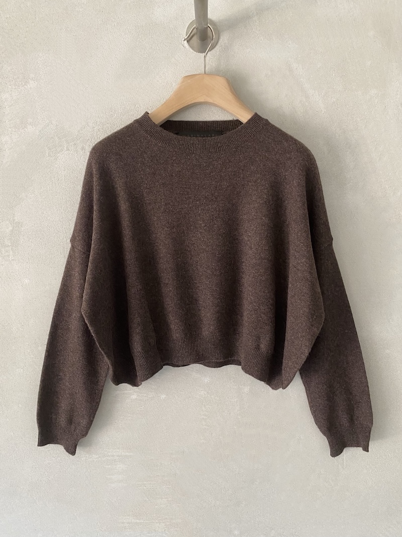 Maglia marrone over crop in cashmere, con scollo tondo ampio, spalla calata e maniche lunghe, Marina Lari.