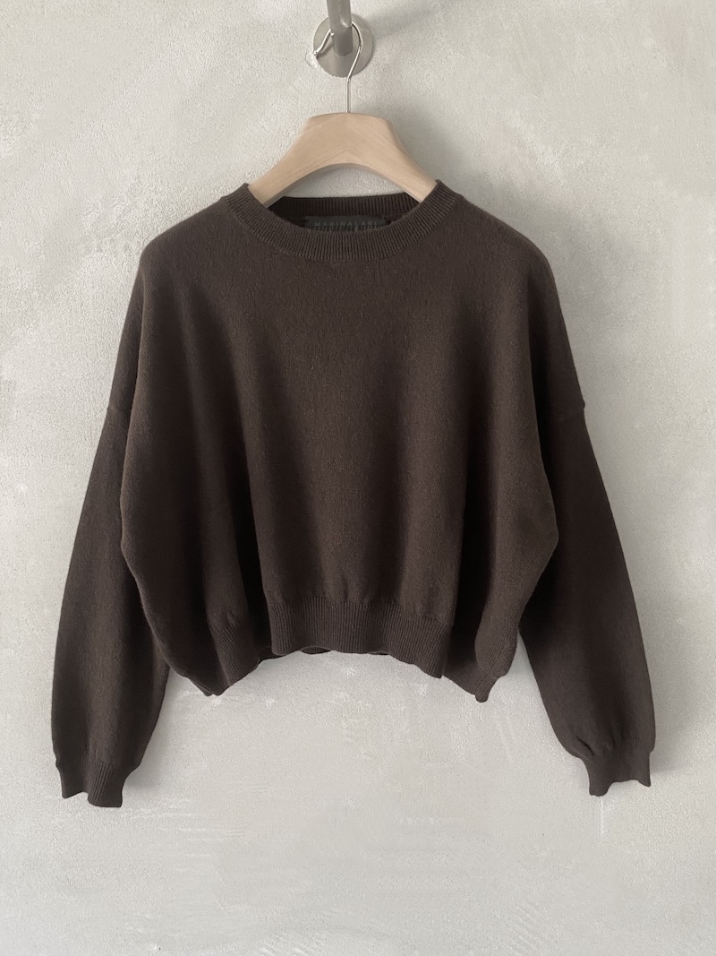 Maglia marrone over crop in cashmere, con scollo tondo ampio, spalla calata e maniche lunghe, Marina Lari.