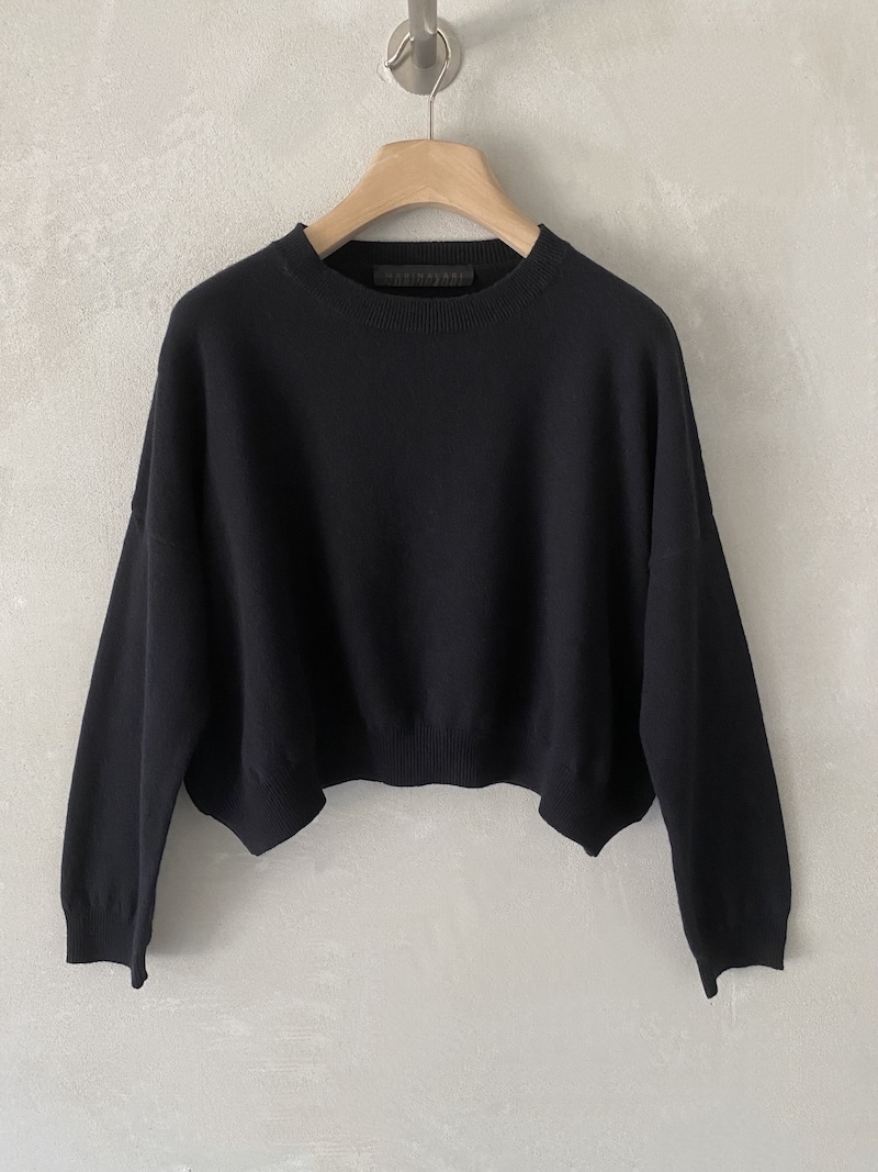 Maglia nera over crop in cashmere, con scollo tondo ampio, spalla calata e maniche lunghe, Marina Lari.