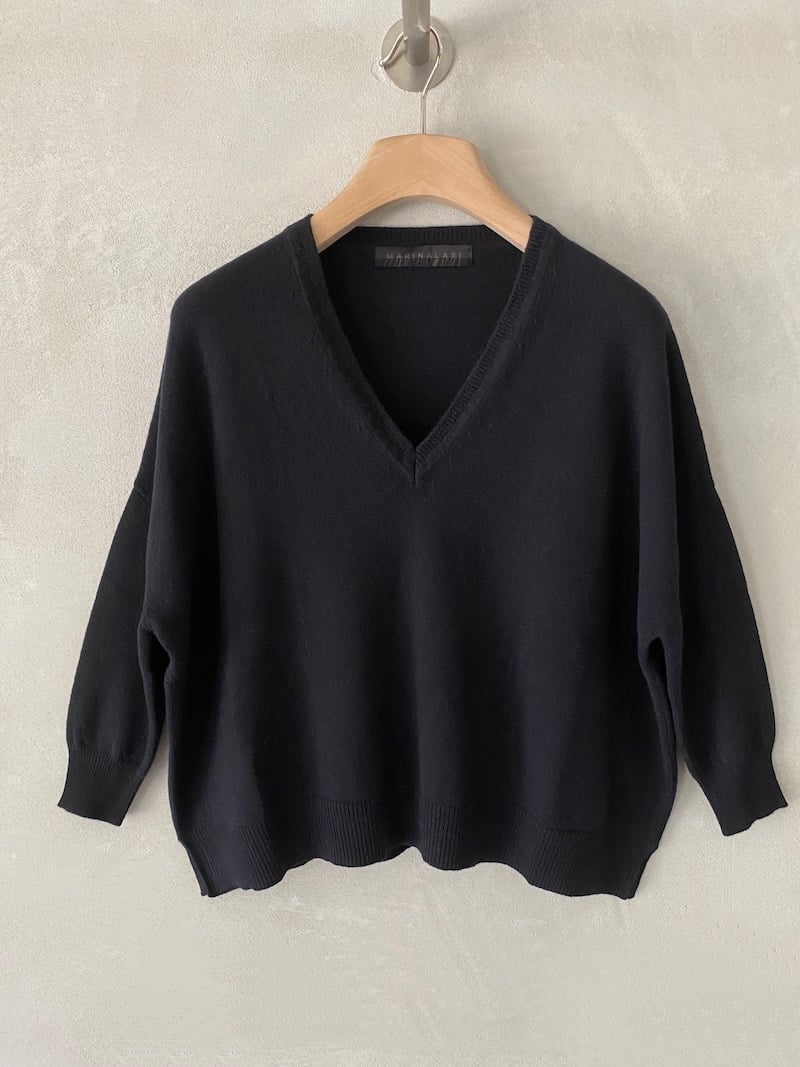 Maglia nera over boxy in cashmere, con profondo scollo a V, spalla calata e maniche a tre quarti, Marina Lari.