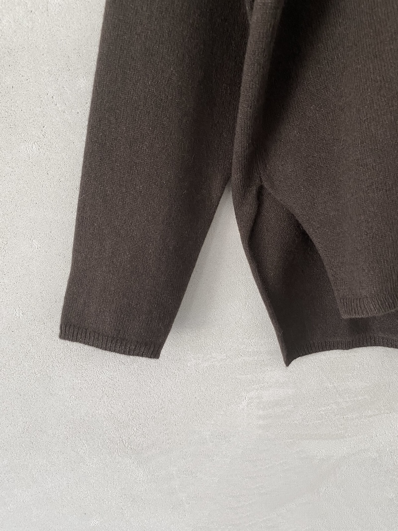Maglia over marrone in cashmere leggero con scollo a V Marina Lari