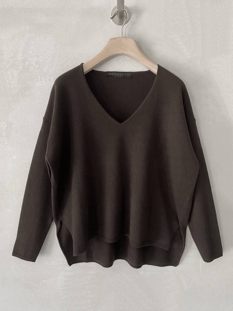 Maglia over marrone in cashmere leggero, con profondo scollo a V, spalla calata e spacchi laterali, Marina Lari.