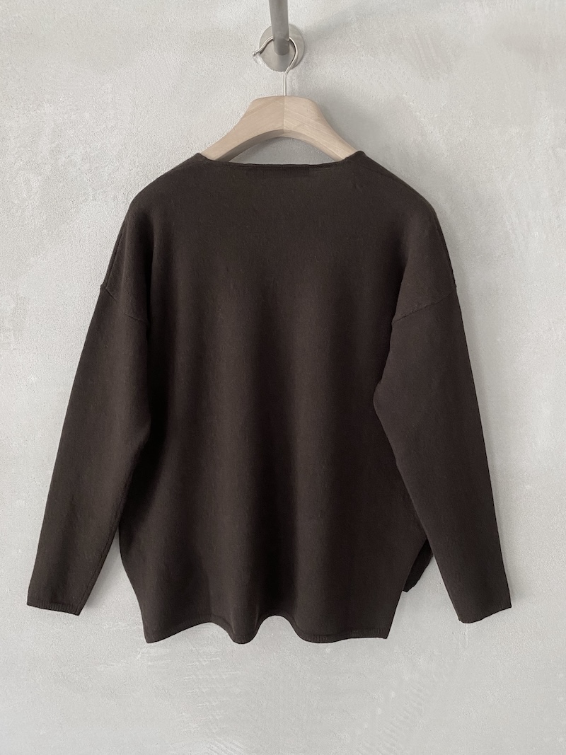 Maglia over marrone in cashmere leggero con scollo a V Marina Lari